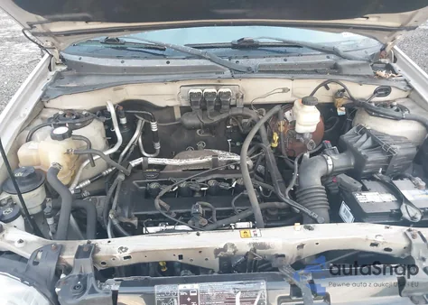 2005 Ford Escape Xls z USA, uszkodzony, nr VIN 1FMYU02ZX5DA09092